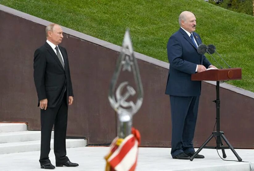 Какую награду получил лукашенко. Флаг белоруссии лукашенко.