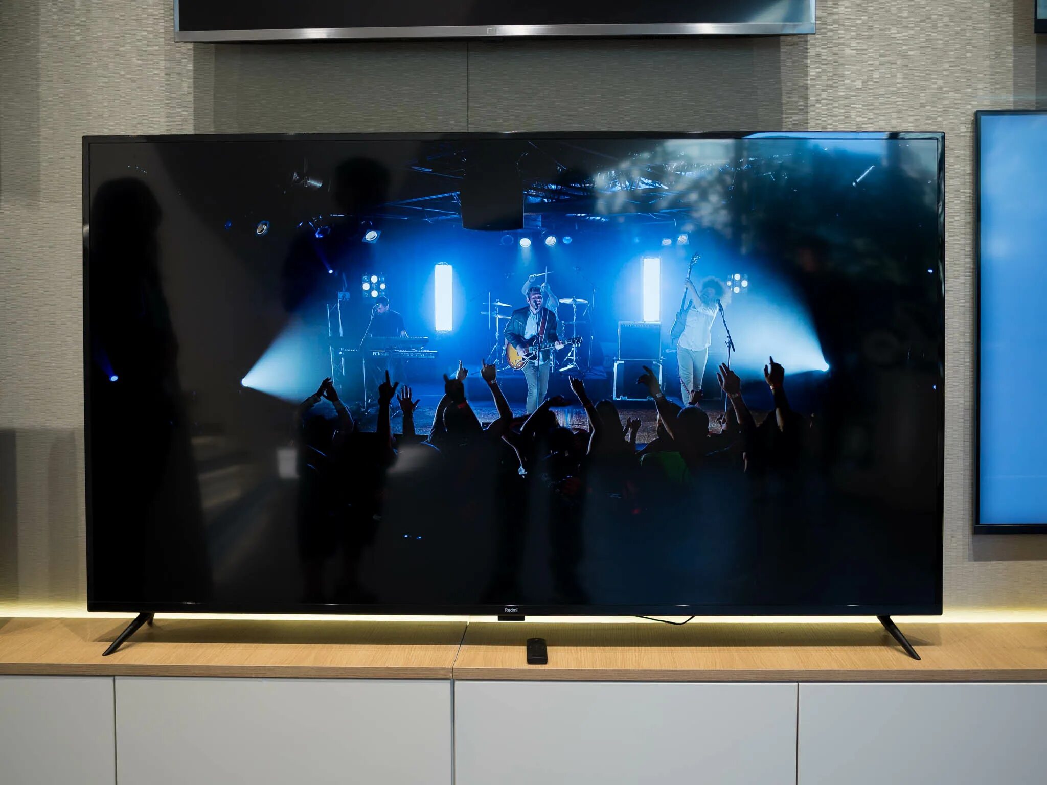 Телевизор 70 75. Телевизор Xiaomi 70. Xiaomi mi tv3 70 дюймов подсветка. Xiaomi tv70. 70 Дюймовый телевизор.