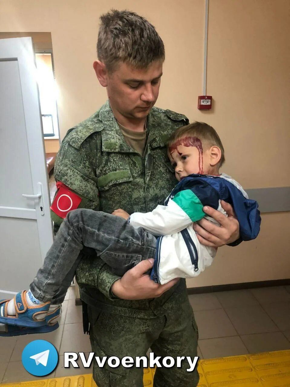 Того спас детей. Солдат с ребенком. русский солдат спасает ребенка. русский солдат с ребенком.