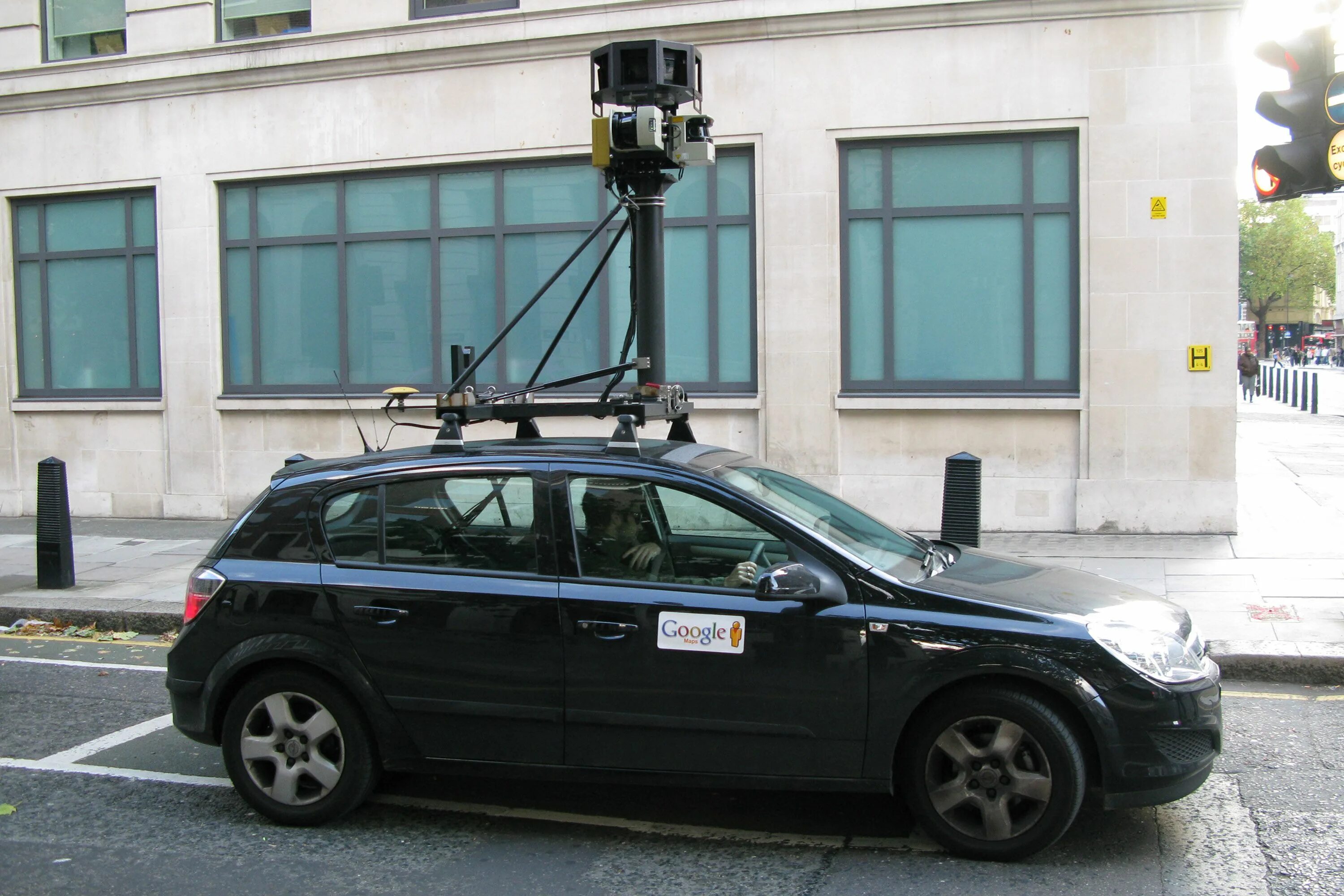 Камера ездит. Гугломобиль для съемки панорам. Машины для съемки панорам. Автомобиль для панорамной съемки. Камера на крышу автомобиля.
