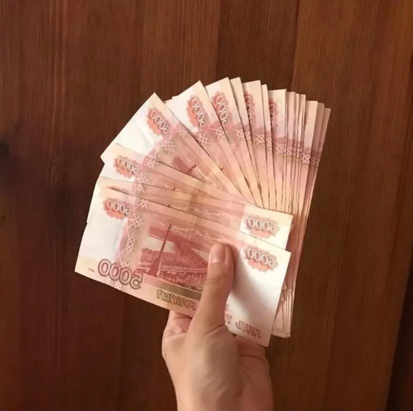 Пятитысячная купюра. Деньги в руках рубли. Пятитысячные купюры в руках. 100 000 на руки. 100 000 на руки.