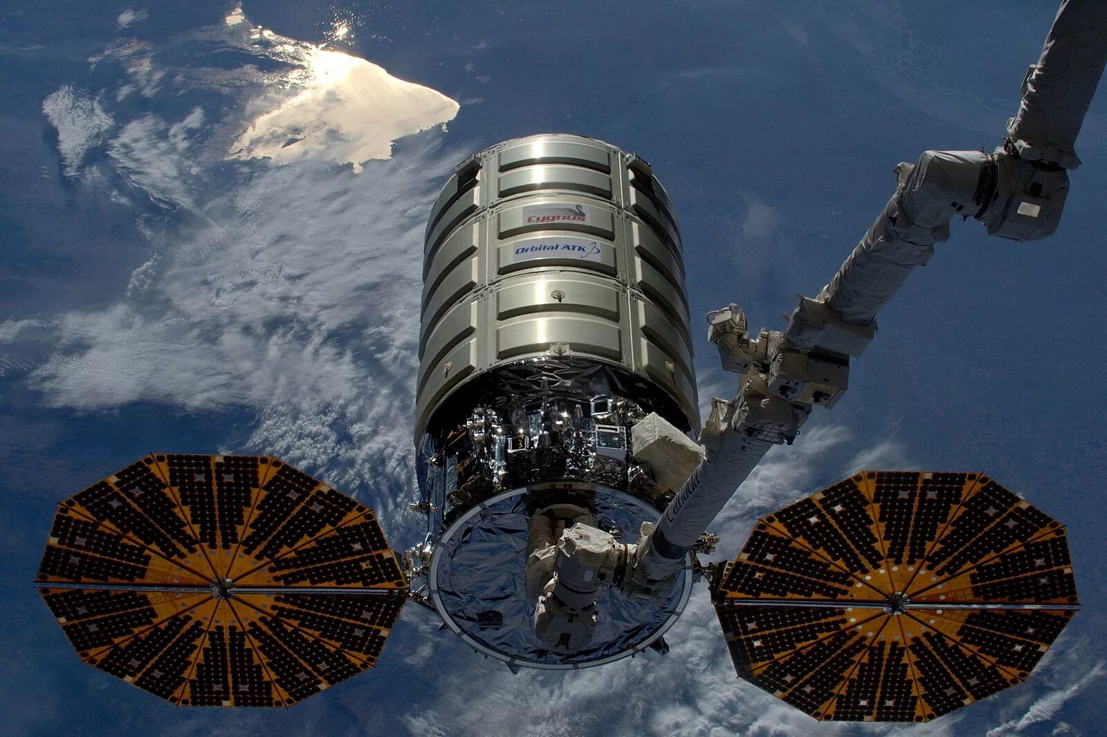 Space station. Сигнус космический корабль. Грузовой корабль Cygnus. Грузовой космический корабль снабжения «Сигнус».. Космический корабль Асгардия.