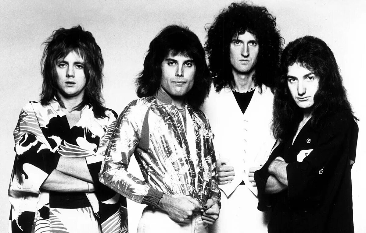 Queen слушать в качестве. Queen Band 1975. Queen Bohemian Rhapsody 1975. Фредди Меркьюри Bohemian Rhapsody 1975. Queen в студии 1975.