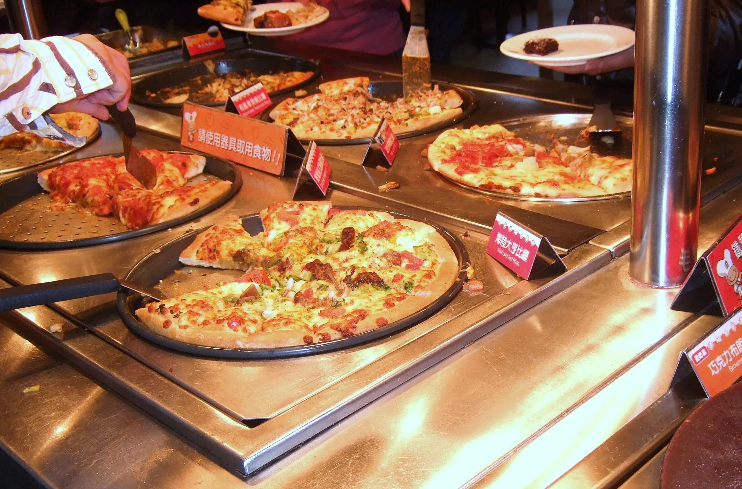 Vivat pizza Ховрино. Pizza Hut Sousse. Pizza Hut интерьер. Ужин с пиццей.