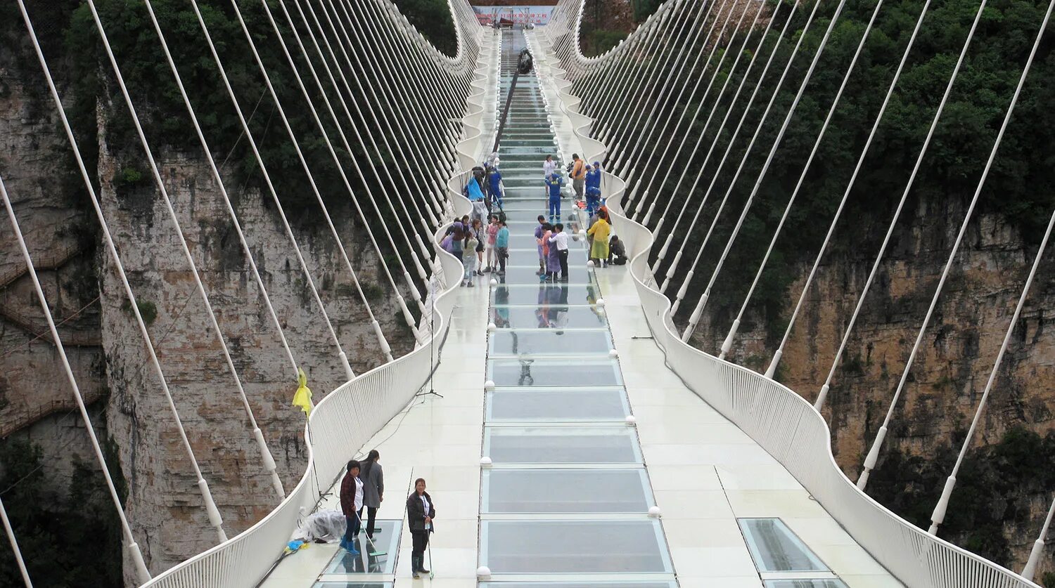 Пешеходный мост Чжанцзяцзе. Национальный парк Чжанцзяцзе стеклянный мост. Стеклянный мост Хуньчунь. Стеклянный мост Хуньчунь 2023. Игра в кальмара стеклянный мост