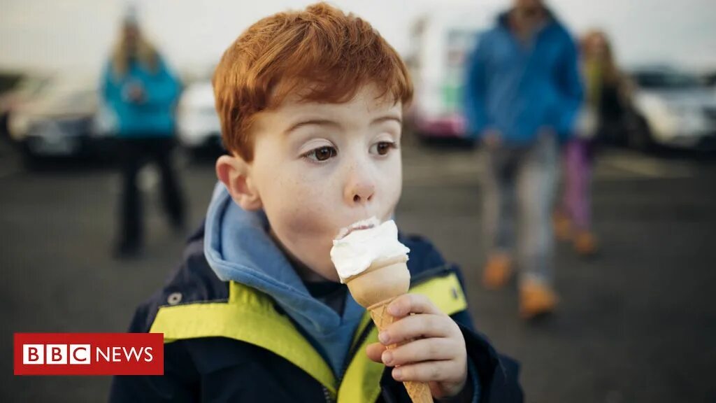 Милк бойс. Мальчик и мороженое. Мальчик с мороженым. Ice cream on face little. Мальчик с мороженым.