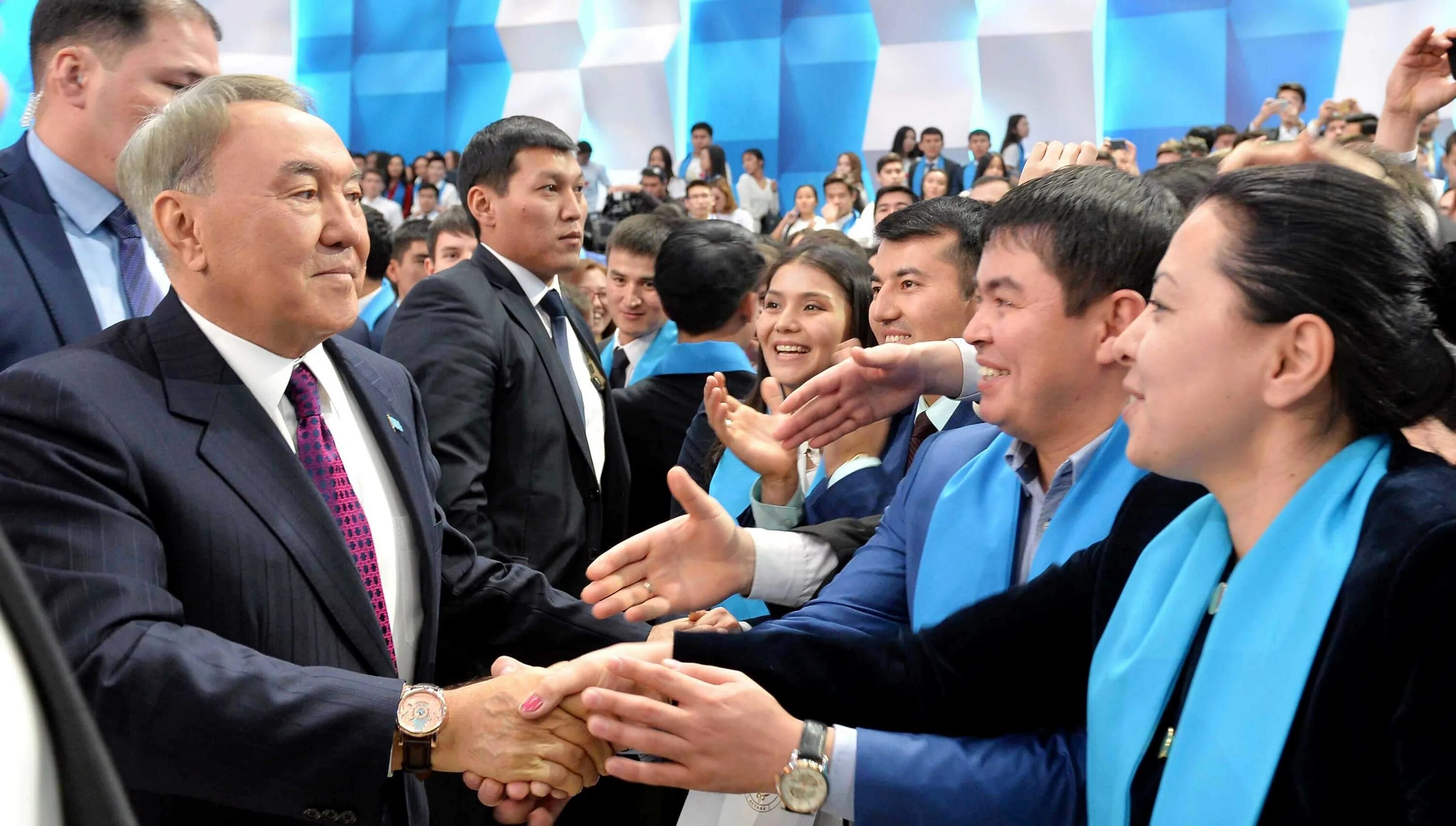 Назарбаев слайж. Глава Ассамблеи Назарбаев. Назарбаев с народом. Жастар Астана. Шагаю по столу как назарбаев в астану