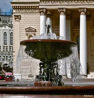 Фонтан на театральной площади