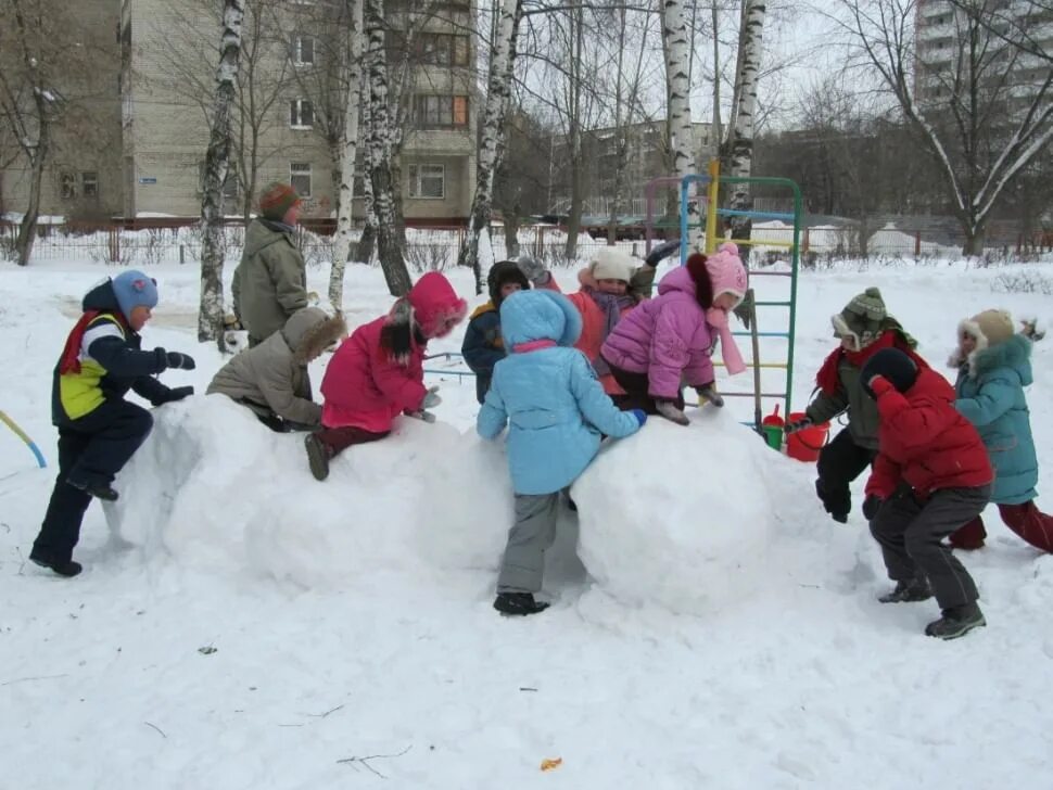 Прогулка с детьми в старшей. Зимняя прогулка в детском саду. Прогулка в детском саду зимой. Прогулка в ДОУ зимой. Дети на прогулке в детском саду зимой.