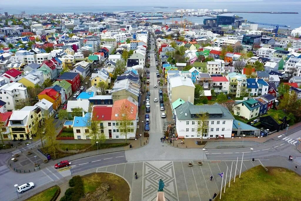 Рейкьявик. Исландия рик явик. Рейкьявик зеленый город. Рейкьявик инфраструктура. Кр рейкьявик футбольный клуб логотип.