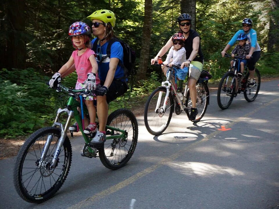 The children ride bikes. Катание на велосипеде. Велосипед для катания с ребенком. Дети с велосипедом. Езда на велосипеде дети.