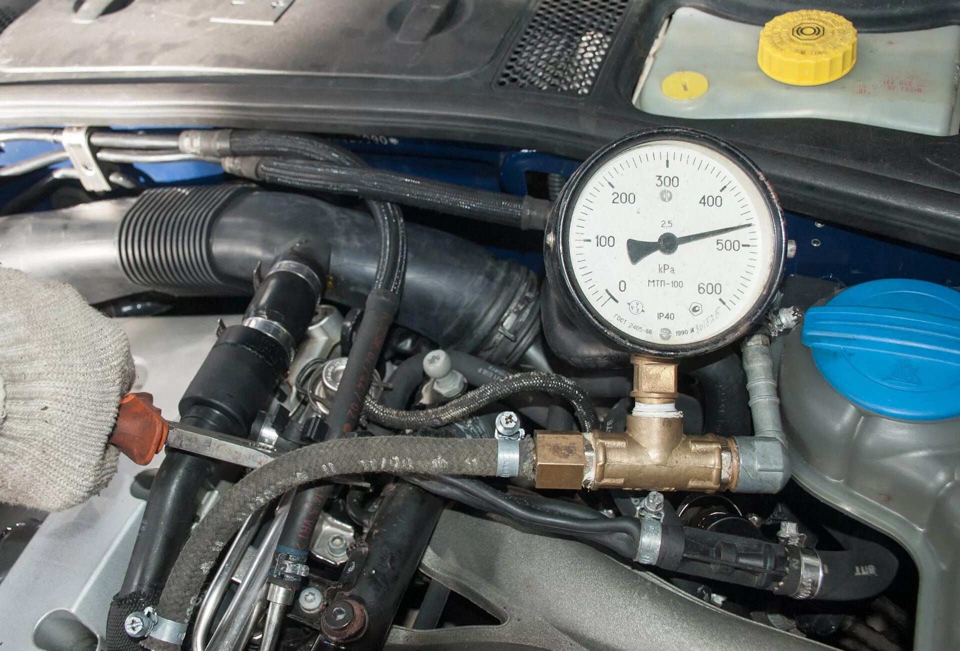 Давление охлаждающей жидкости в системе охлаждения автомобиля. Манометр в систему охлаждения 405 двигатель. Манометр в системе охлаждения в Ниве Шевроле. Давление в системе охлаждения Газель.