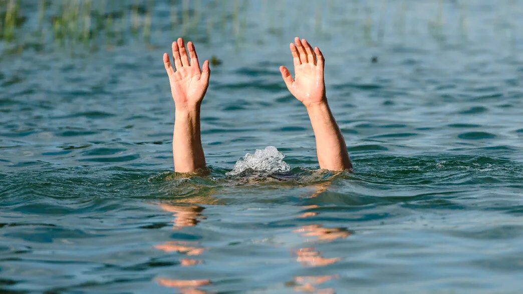 Купаться в соленой воде. Тонущий человек. Ноги из воды. Ноги торчат из воды. Человек тонет в воде.