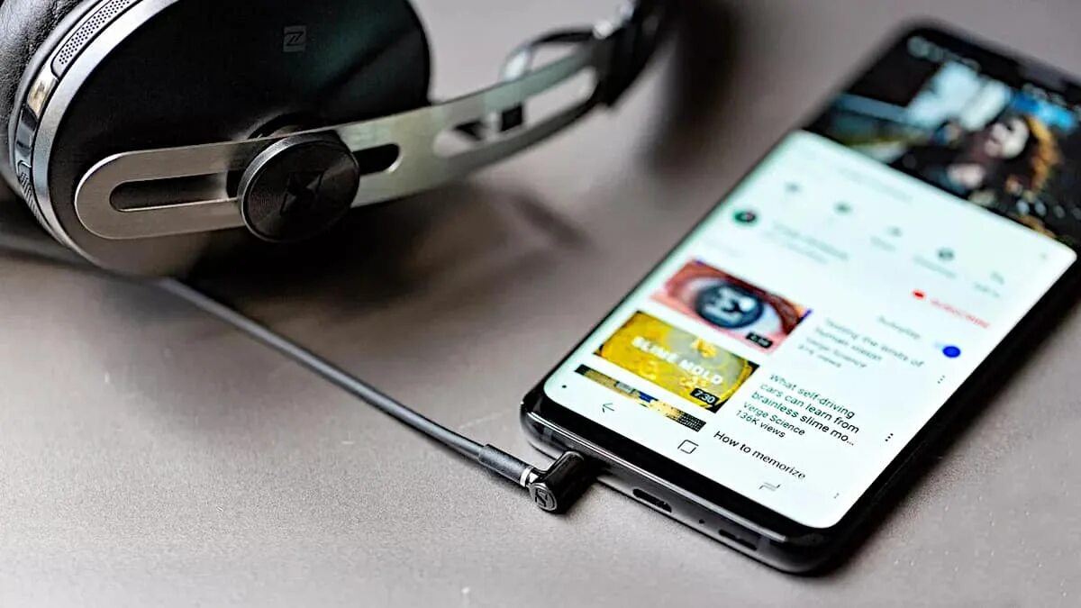 Как выбрать наушники для смартфона андроид. Смартфон с наушниками. 3d мобильный телефон с наушниками. смартфон наушниками валяется. фотоаппарат наушники.