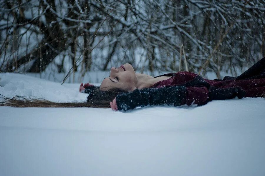 Замерзшая душа глава. Человек в зимнем лесу лежит. Мистическая фотосессия в лесу зимой. Девушка в ночном зимнем лесу. Ведьма зима.