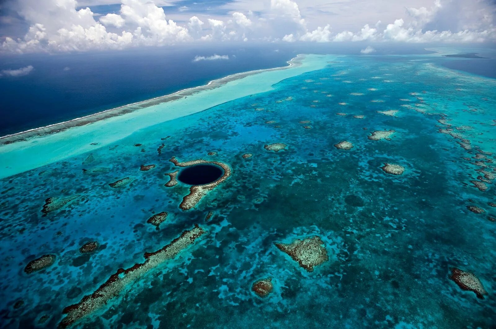 Сами больше море в мире. Юкатан полуостров большая голубая дыра. Барьерный риф Белиз. Белизский Барьерный риф и большая голубая дыра. Большая голубая дыра, Лайтхаус-риф.