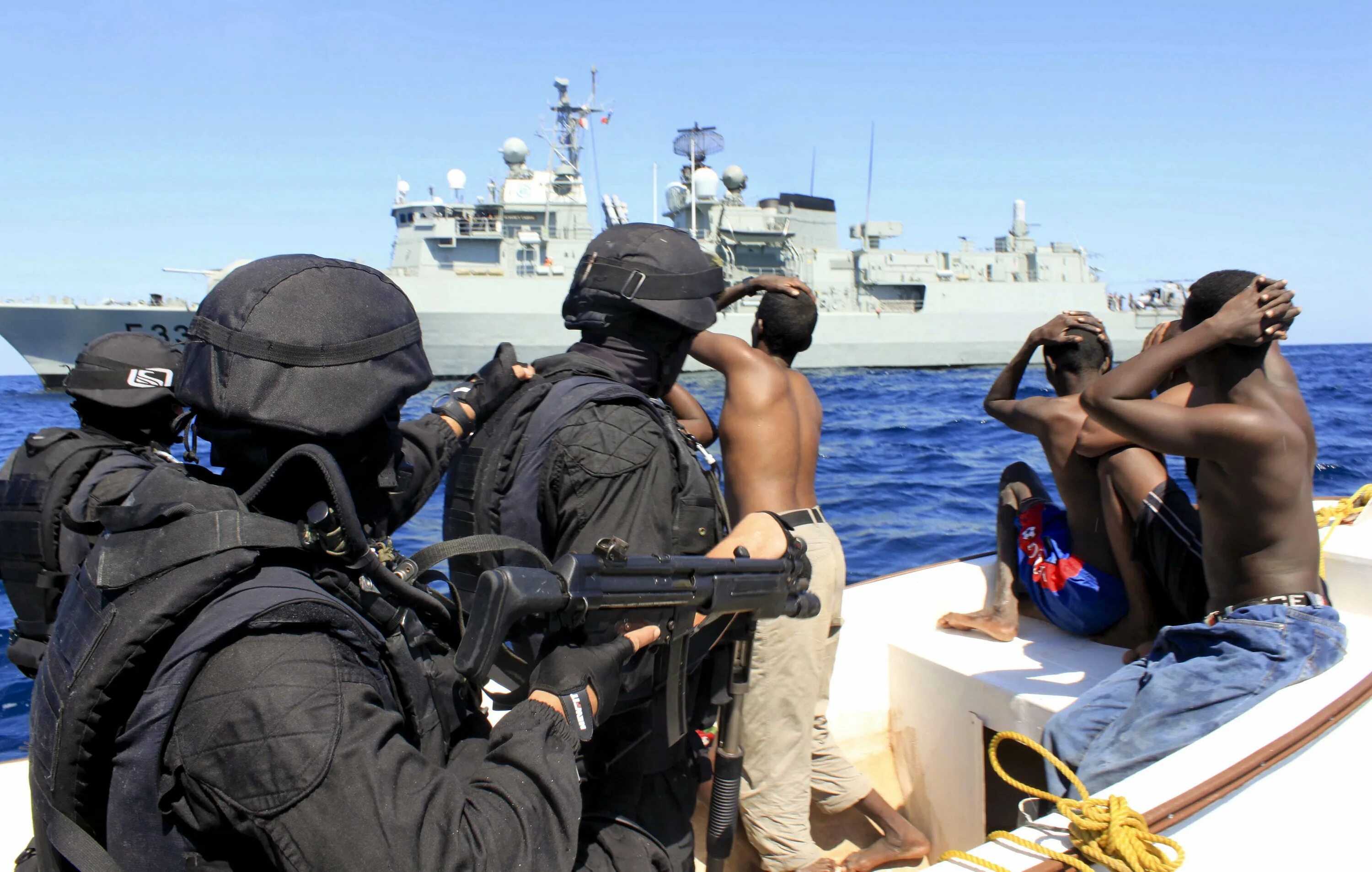 Нападение на корабль. Аденский залив сомалийские пираты. Сомалийские пираты захват судна. «Пираты и пиратство» Дэвид Рейнхардт. Сомалийские пираты 2008.