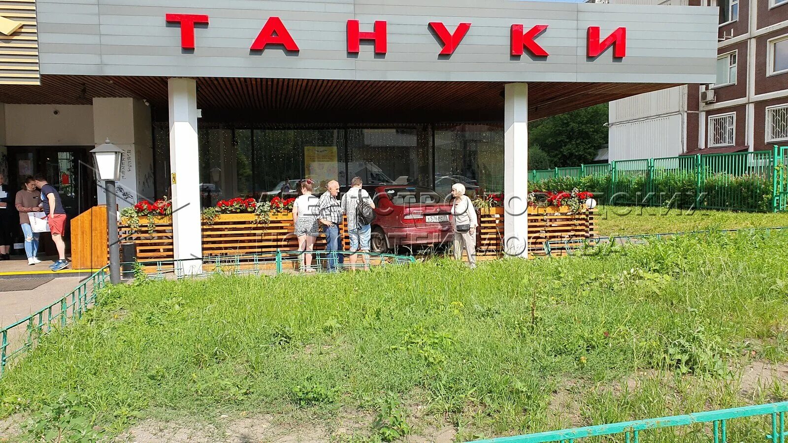 Тануки Генерала Белова. Терраса Тануки Генерала Белова. Домодедовская, улица Генерала Белова, ресторан Тануки. Тануки летняя веранда.