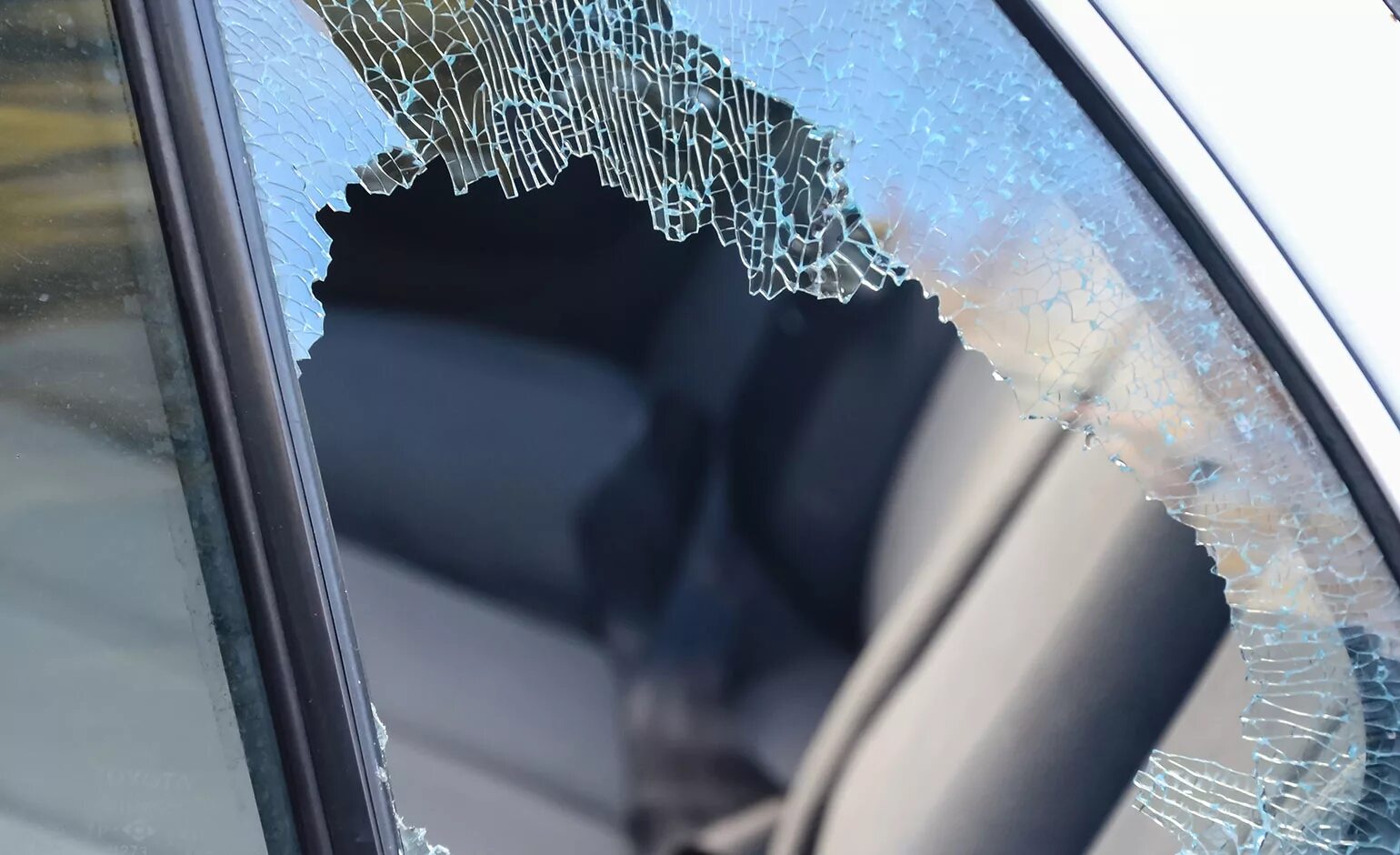 Разбиты окна машин. Разбитое окно машины. Разбить окно автомобиля. Машина разбитые окошки. Разбитый окно автомобил.