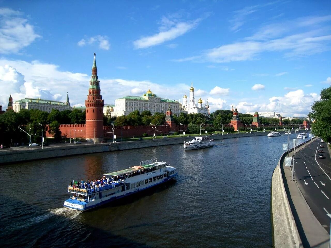 2 реки в москве названия. Прогулка по Москва-реке на речном трамвайчике. Экскурсия на речном трамвайчике Москва. Прогулка на речном трамвайчике по Москве. Речной трамвайчик в Москве.