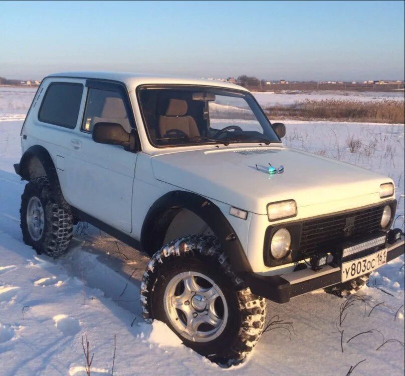 Авито воронеж и область купить ниву. Нива 2308. Нива 3 дверка. Нива 2121 белая Offroad. Сафари 500 на ниву.