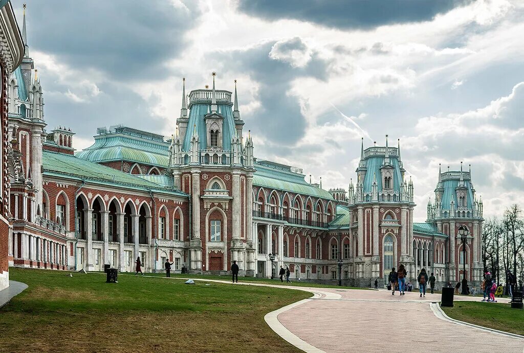 Дворец царицыно в москве. Ансамбль усадьбы Царицыно. Царицыно (дворцово-парковый ансамбль). Музей усадьба Царицыно. Царицынский дворец Архитектор.