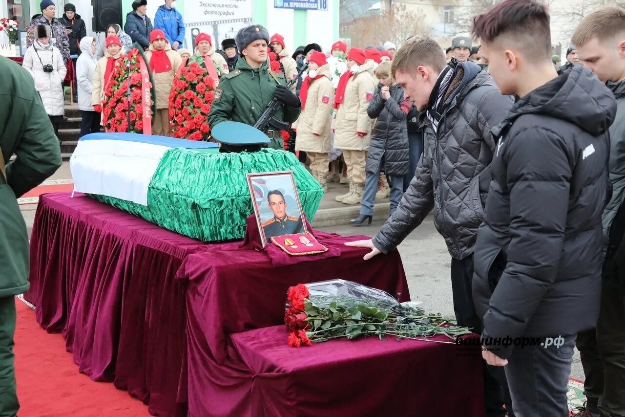 Внуково прощание с погибшими. Линар Гарипов Салават похороны.