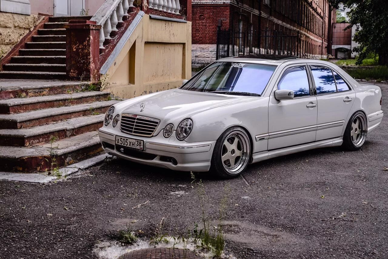 Мерседес е210 купить. Mercedes-Benz w210. Mercedes Benz e w210. Мерседес 210. Mercedes Benz e320 w210.