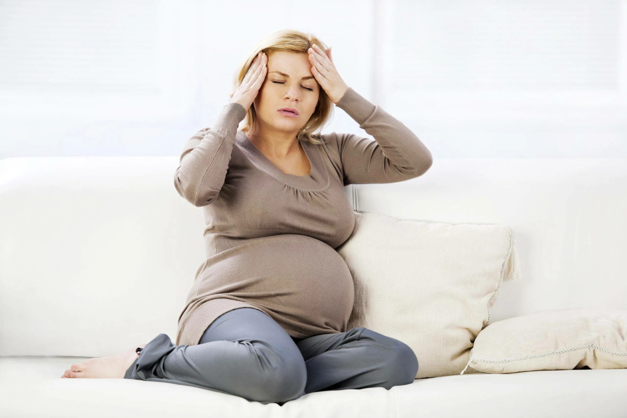 Боли во время беременности. Стресс у беременных. Поздний токсикоз беременных. Тяжелая беременность. Беременная с гестозом.