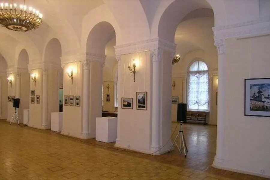 Смольный сайт музея. Выставочный зал смольный санкт-петербург. смольный музей спб. смольный институт в санкт-петербурге внутри. актовый зал смольного.