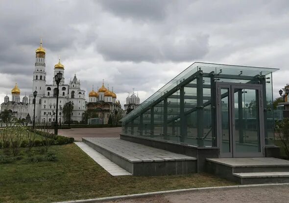 14 корпус кремля. 14 корпус кремля снесли. парк на месте 14 корпуса кремля. 14 корпус московского кремля демонтаж.