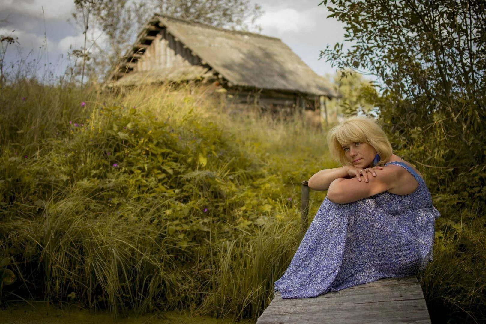 Аленушка у реки. Алёнушка картина васнецова. Село аленушка. Статуя аленушки в нововоронеже. Аленушка.