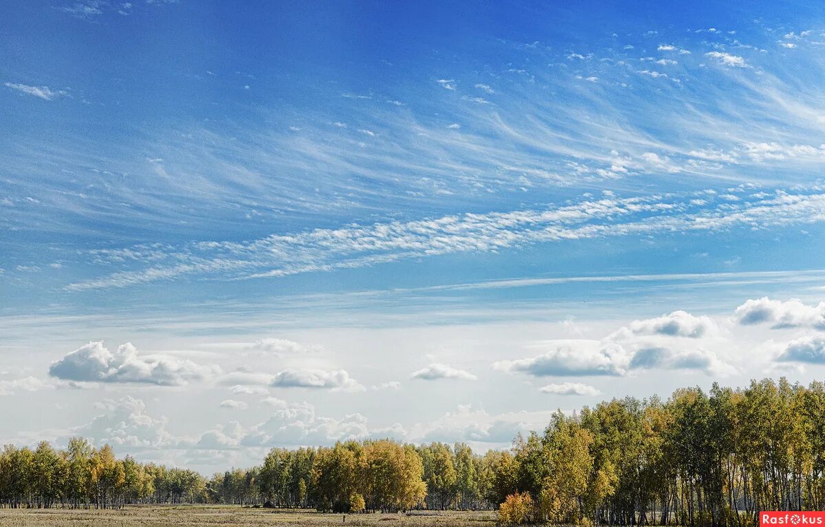 Солнечная безоблачная погода. Дневное небо. Красивое дневное небо. Сибирское небо. Облака в Сибири.