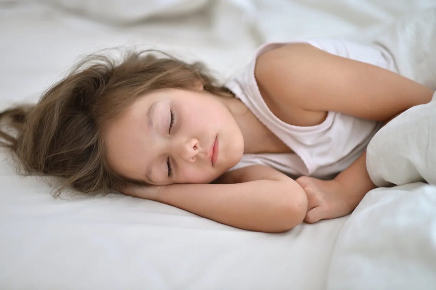 Маленькую девочку в постель. Sleep on sweet little child day