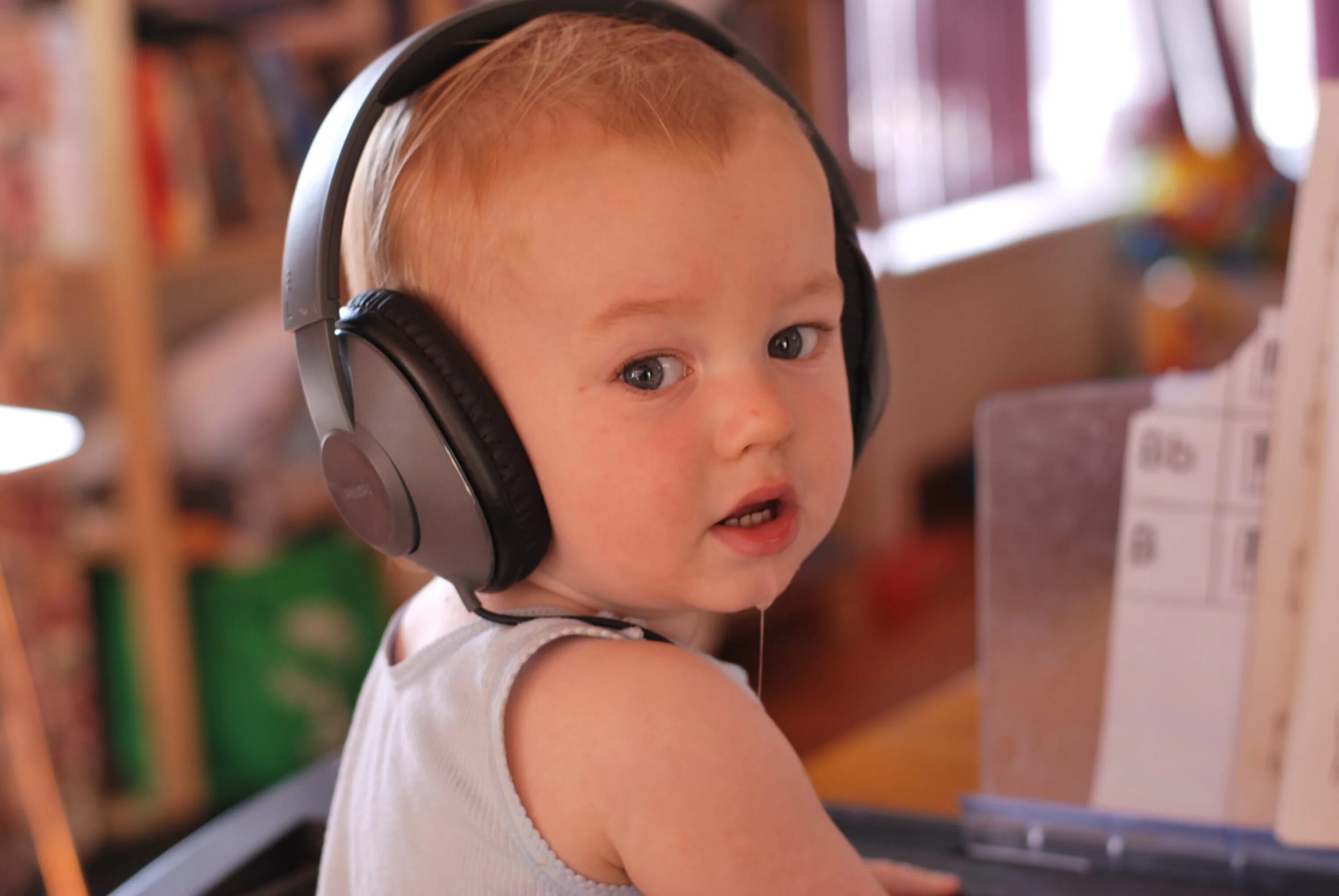 Музыкальный слух ребенка. Музыка для детей. Наушники с музыкой для детей. Детский музыкальный слух картинки. Слушать детские 2023