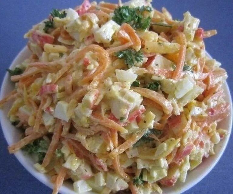 Салат Валерия с крабовыми палочками и корейской морковкой. Салат с корейской морковью и крабовыми палочками. Салат Валерия с крабовыми палочками и корейской морковкой и 4 яйца. Салат с крабовыми палочками и корейской морковкой