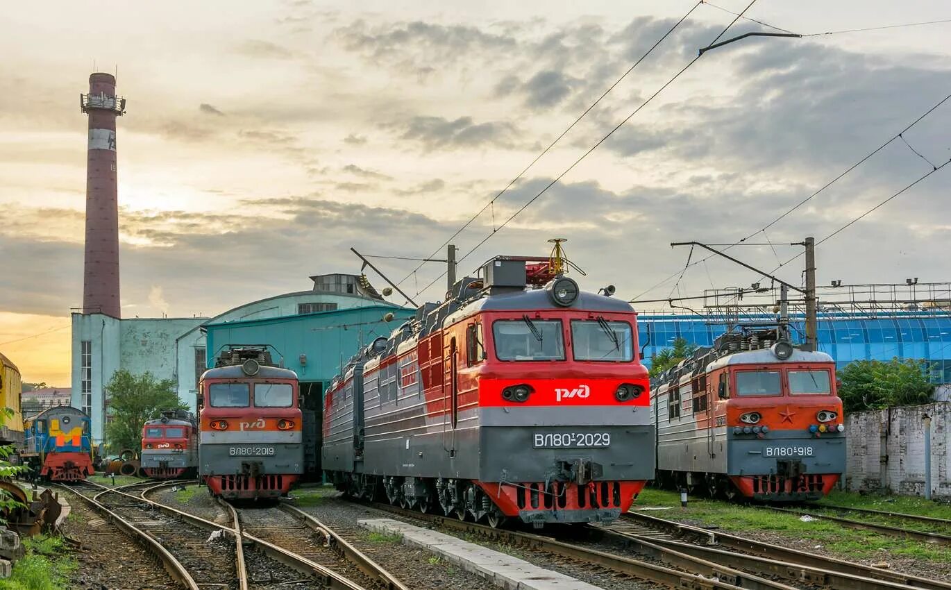 Локомотивное депо электровозы. Вл80 электровоз. Локомотив вл 80. Локомотив вл80т. Поезд электровоз вл 80.