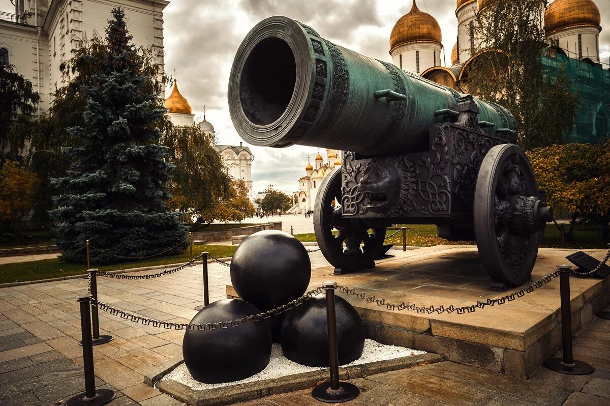 Кремль пушки. Царь-пушка московский кремль. царь пушка в московском кремле 1586. царь пушка чохов 1586 г. царь пушка в москве.