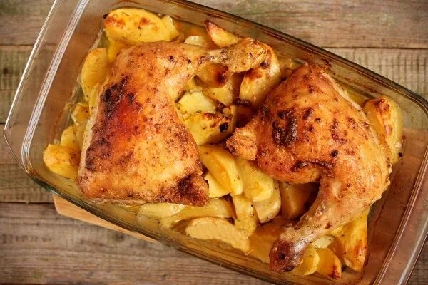 Окорочка на противне с картошкой. Окорочка в духовке с картошкой. куриные ножки с картошкой в духовке. картофель с окорочками в духовке. окорочка с картошкой в духовке с хрустящей корочкой.