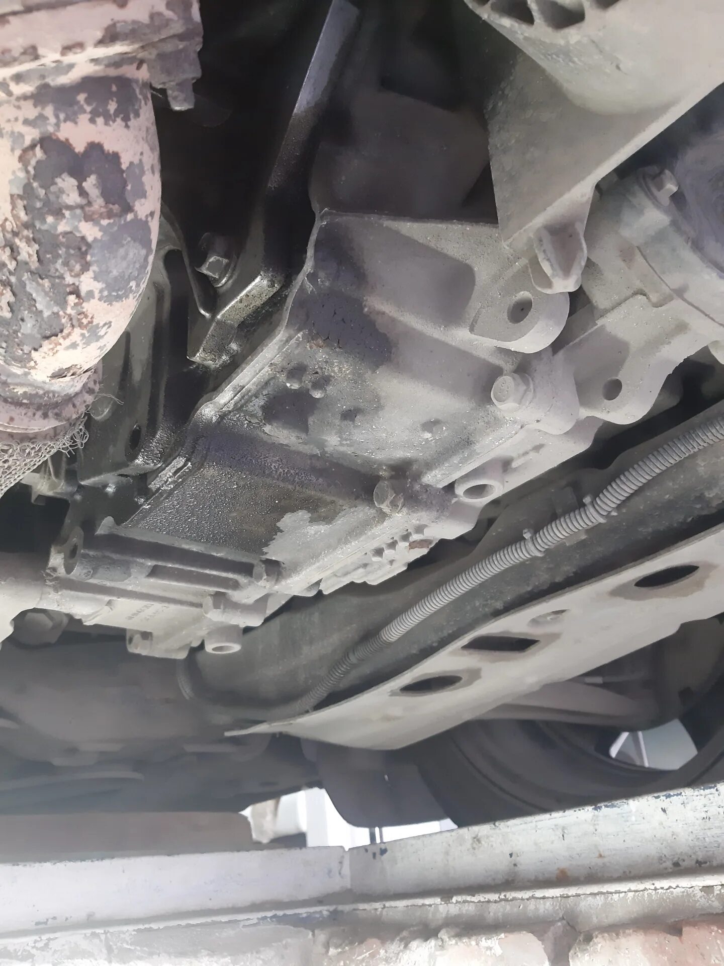 Течь масла между коробкой и раздаткой. Течь акп opel antara. l на автоматической коробке. течь масла фото.