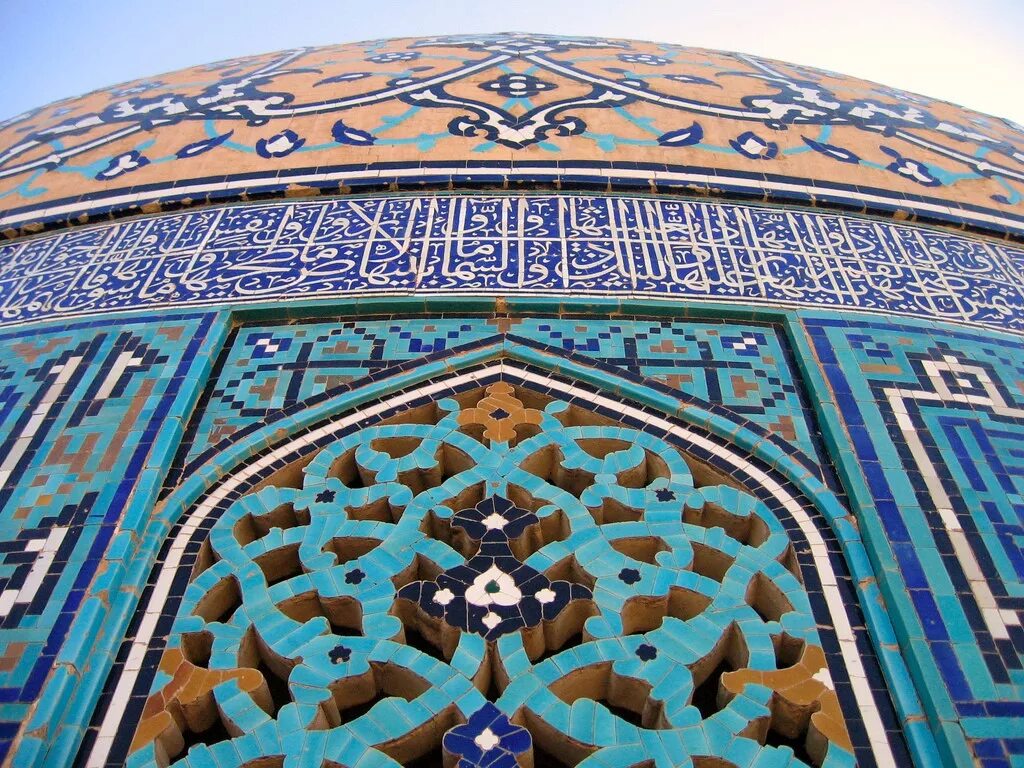 Чем украшают мечети. Исламское искусство Арабески мозаика керамика. Архитектура Ислама Арабески. Арабеска Исламская архитектура. Мечети в Азербайджане мозаика.