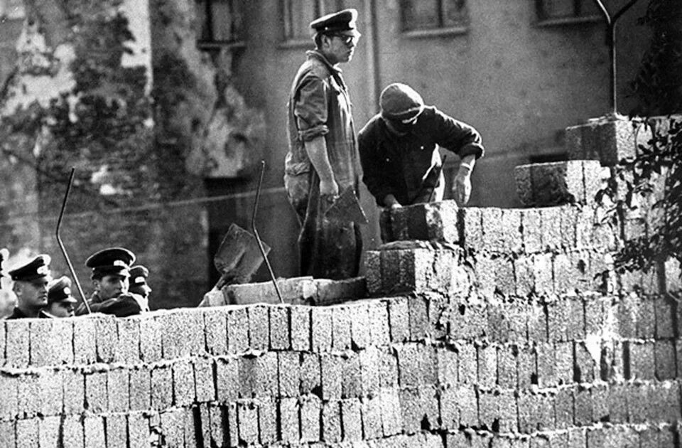Берлинская стена возведена год. Берлинская стена 1961. сооружение берлинской стены 1961. строительство берлинской стены 1961. берлинская стена (berlin wall).