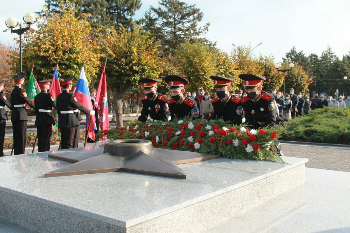 Вечный огонь станица Ленинградская. Мемориальный комплекс в станице Ленинградской. Станица Ленинградская Краснодарский вечный огонь. Памятники станицы Ленинградской Краснодарского края. Сайт ст ленинградской