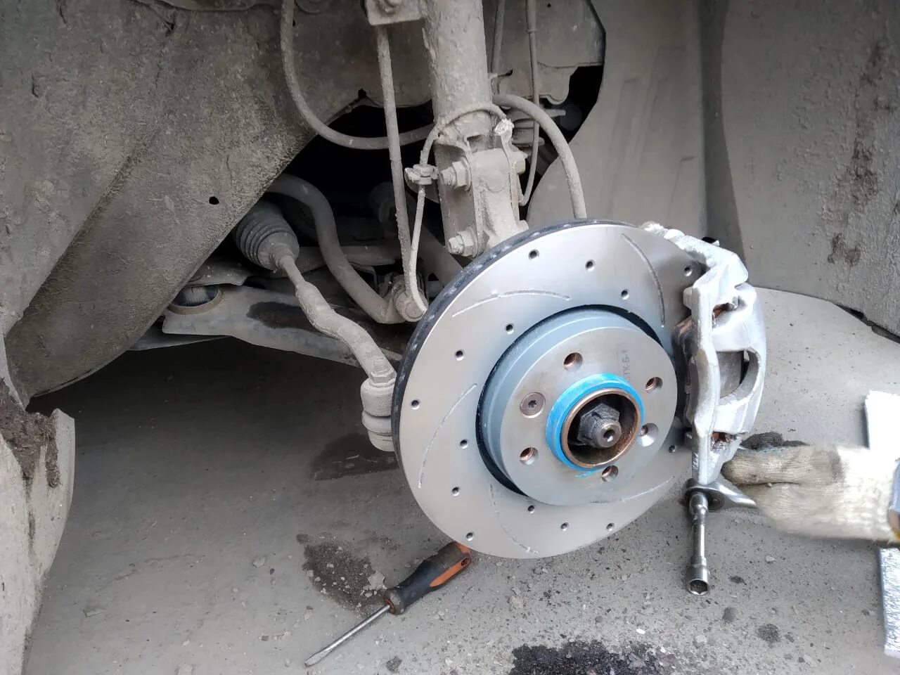 Задние тормоза ниссан ноут. Тормоза nissan note. Задние тормоза ниссан ноут е11. Тормозная система ниссан ноут. Колодки ниссан ноут е11 задние.