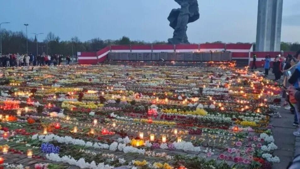 В риге запретили нести цветы. Латвия цветы у памятника. Цветы на мемориале. Цветочные войны. Рига 9 мая.