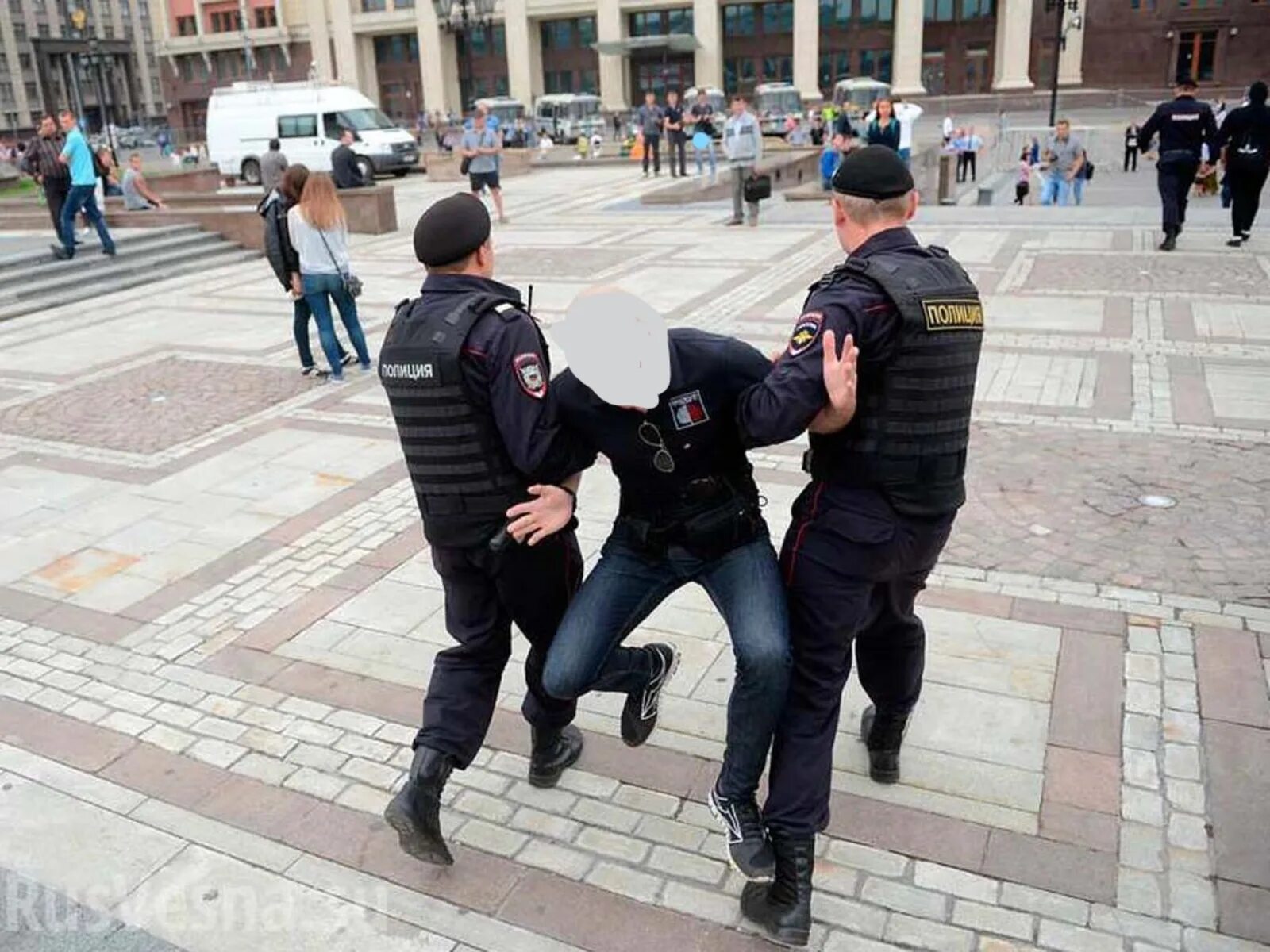 Полицейский догони. Полиция задерживает преступника. Полицейский арестовывает преступника.