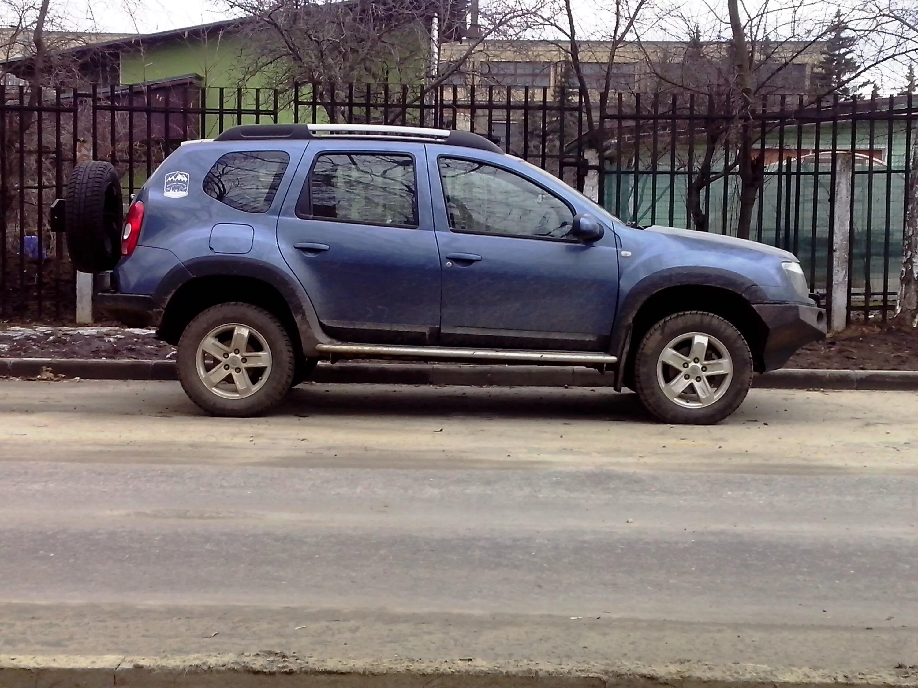 Дастер проставки 30 мм. Увеличенный дастер. Renault duster лифт. Увеличенный дастер. Увеличенный дастер.