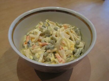 Салат из кальмаров с горошком и яйцом