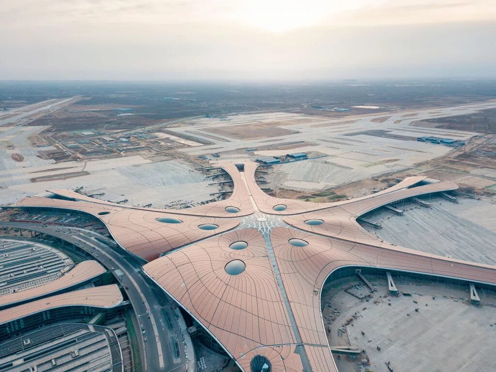 Какой самой большой аэропорт в мире. Заха Хадид аэропорт Пекина. Международный аэропорт Пекин Дасин. Новый аэропорт Пекина Дасин. Аэропорт в Китае Заха Хадид.