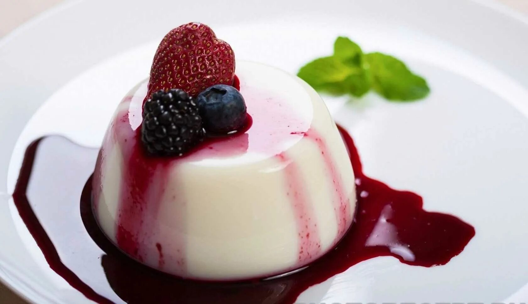 Виды горячих десертов. Панна котта. Десерт Панна котта. Итальянская panna Cotta. Итальянский десерт панакота.